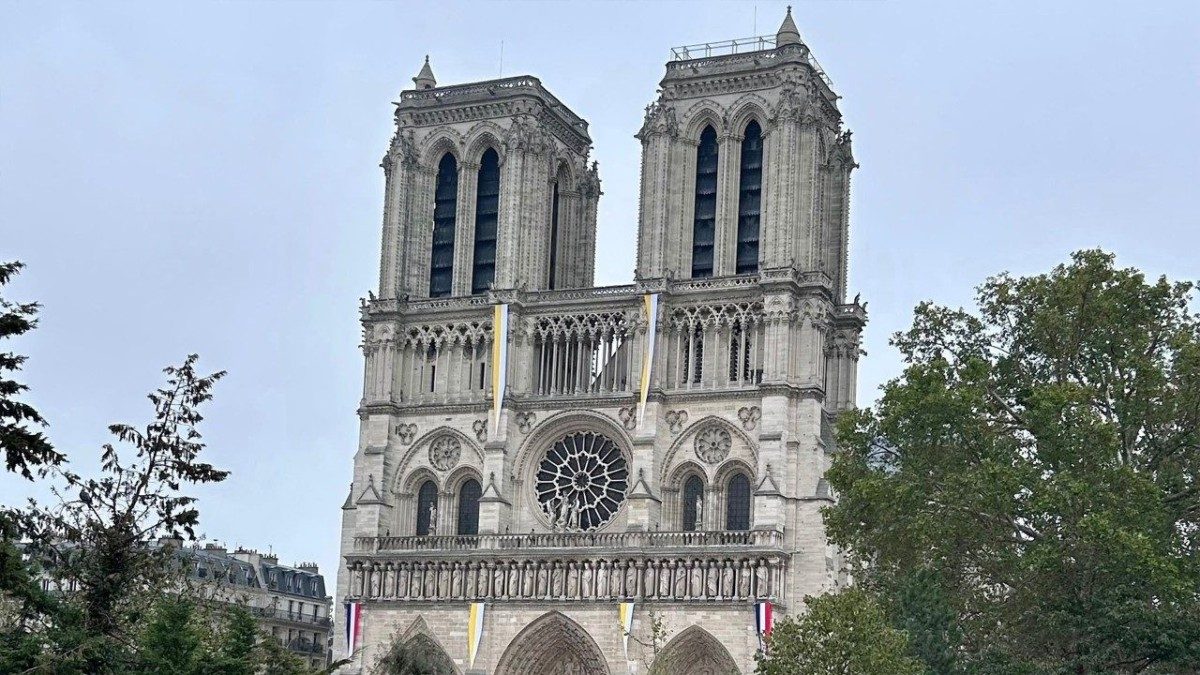 Siete minutos de campanas recibirán al Papa en París