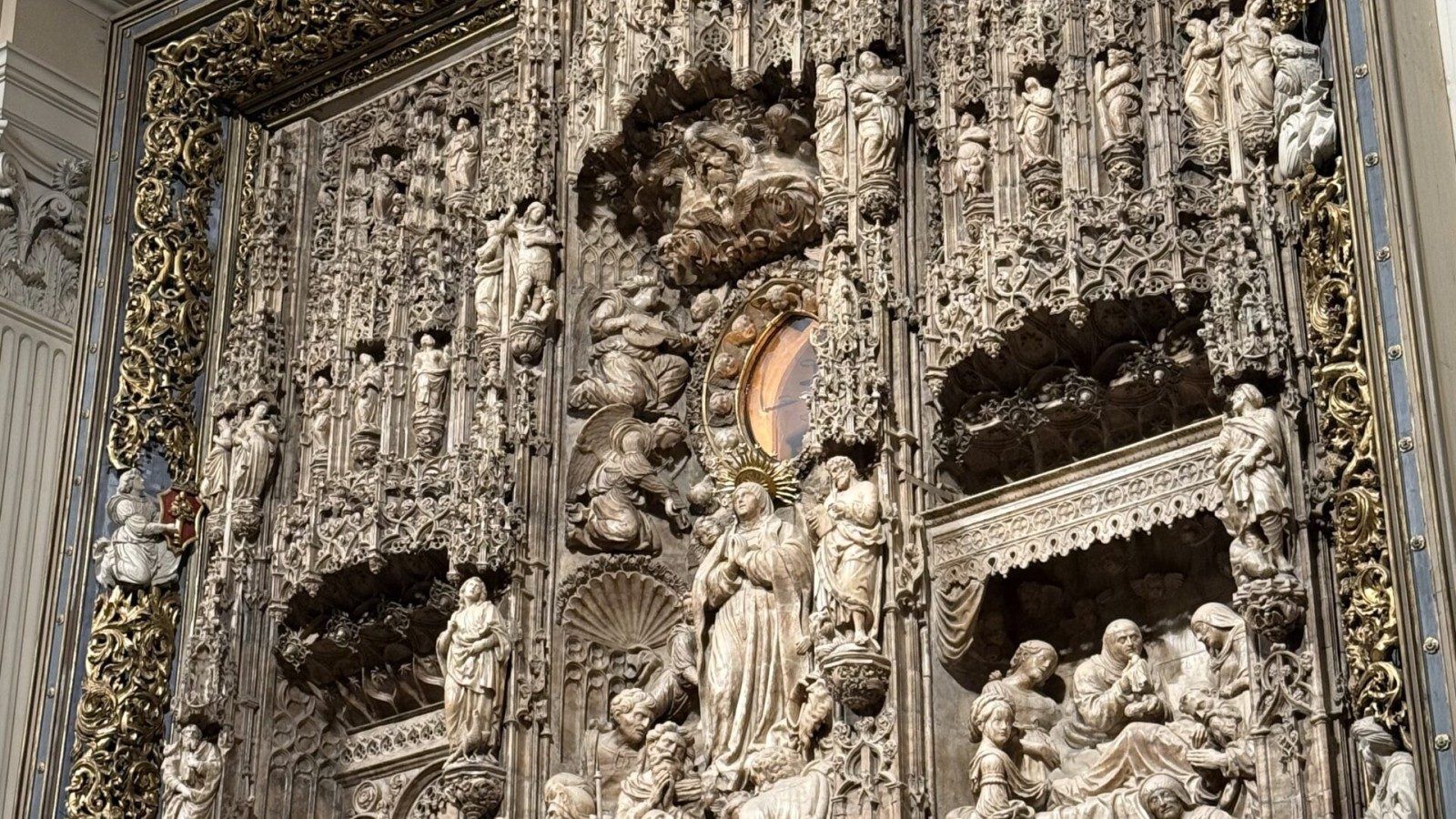 La Catedral del Pilar presenta una nueva iluminación en la Santa Capilla y el Altar Mayor
