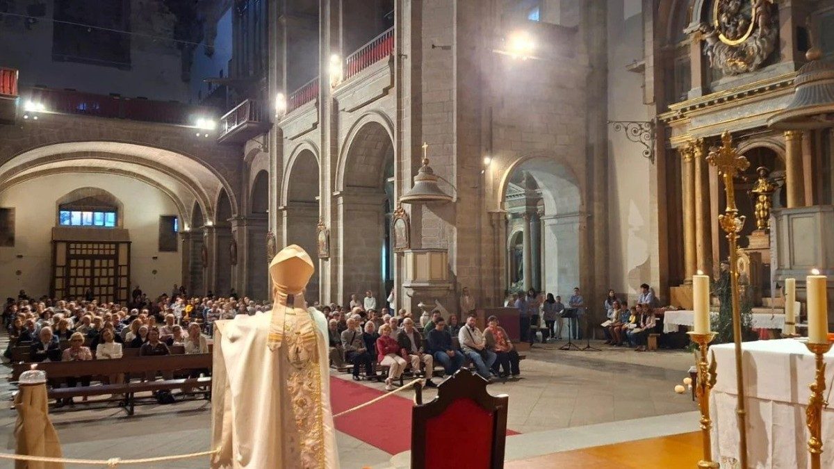 El arzobispo de Santiago pide reconocer el daño causado por la Iglesia