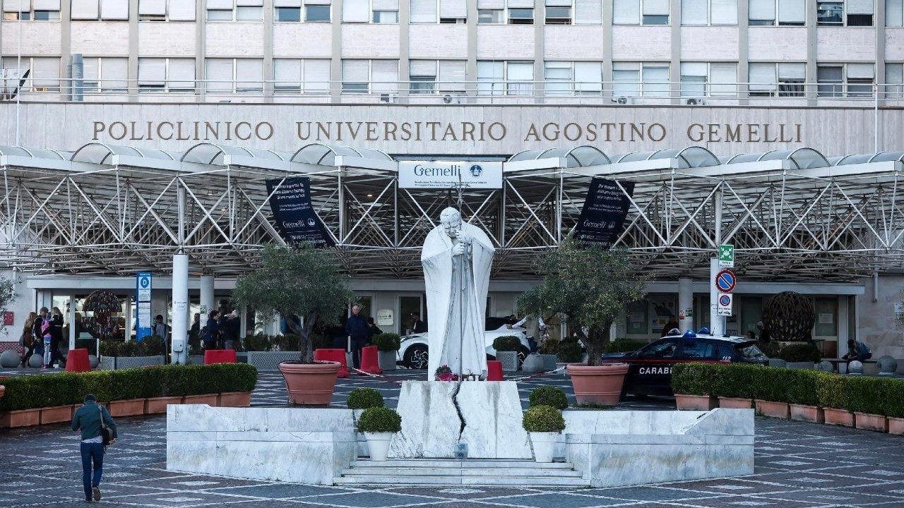 El Papa León XIV pasa su primera noche estable tras la cirugía en Roma