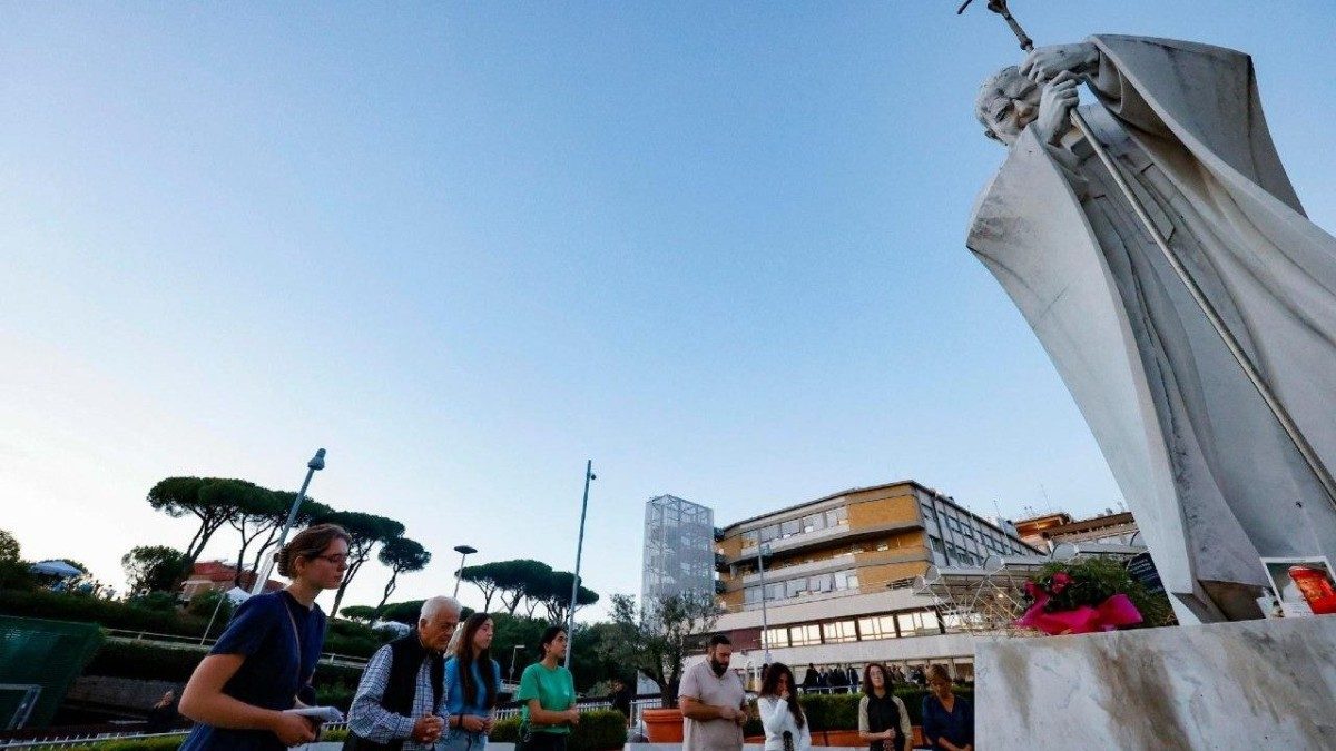 El Papa evoluciona favorablemente y ya camina por su habitación