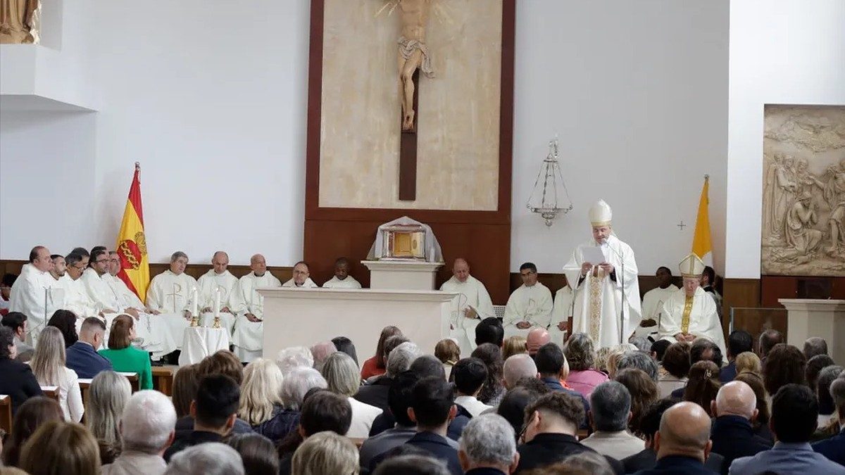 Prieto consagra la iglesia de Santa Teresa de Jesús en La Garena, Alcalá de Henares