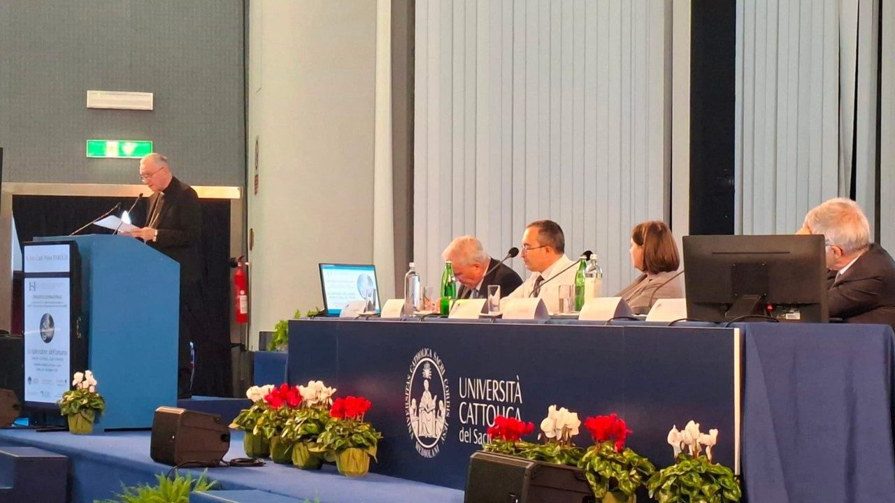 Parolin defiende que engendrar vida es un regalo ligado al matrimonio