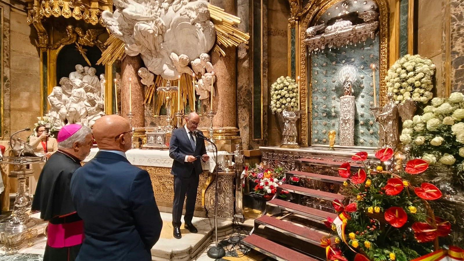 Luis de la Fuente lleva el trofeo mundial a los pies de la Virgen del Pilar