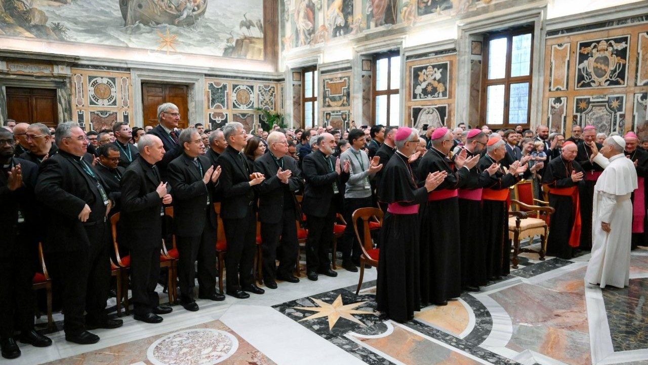 León XIV pide que el derecho canónico sea espejo de la Iglesia
