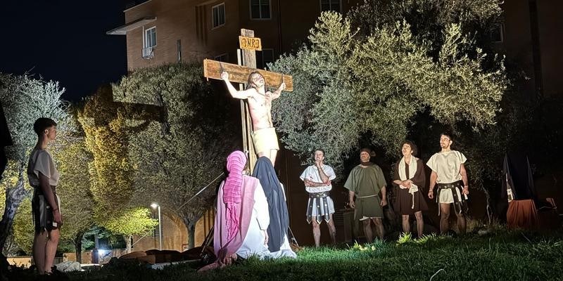 Villaverde celebra la Pasión Viviente en la parroquia de San Clemente Romano