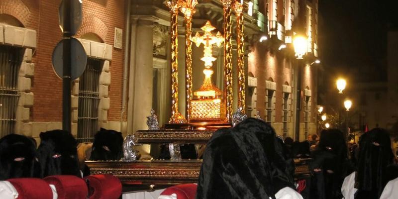 Veneración al 'lignum crucis' en la Puerta del Sol el Viernes Santo de 2023