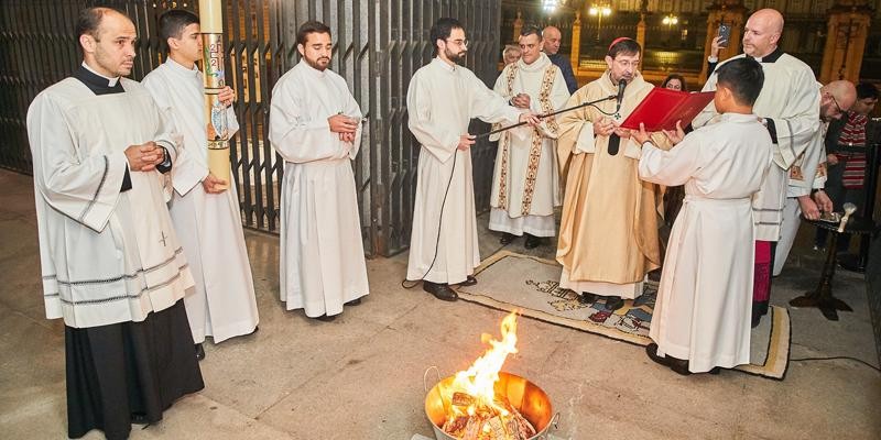 Vigilia Pascual en la Catedral de la Almudena: Sacramentos y Renovación de la Fe