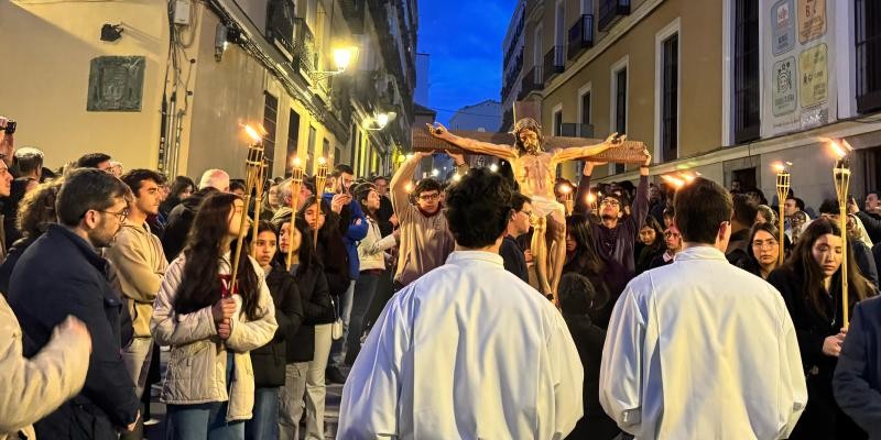 Vía Crucis en Madrid: Los jóvenes y el Cardenal Cobo recorren las calles hasta la Almudena
