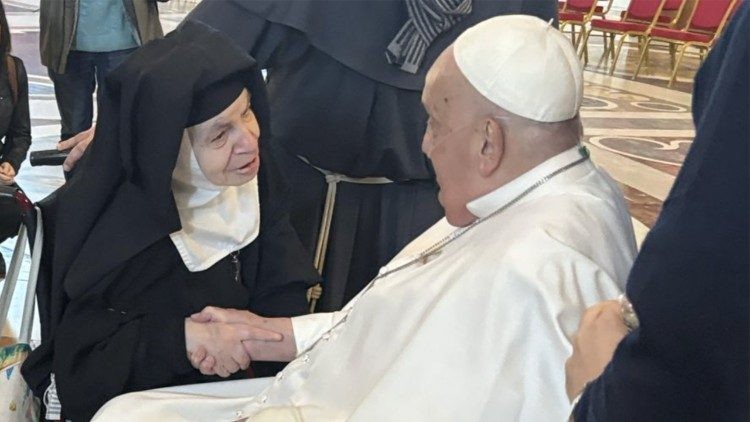 El Papa Francisco se encuentra con una religiosa de 94 años tras 75 años en clausura