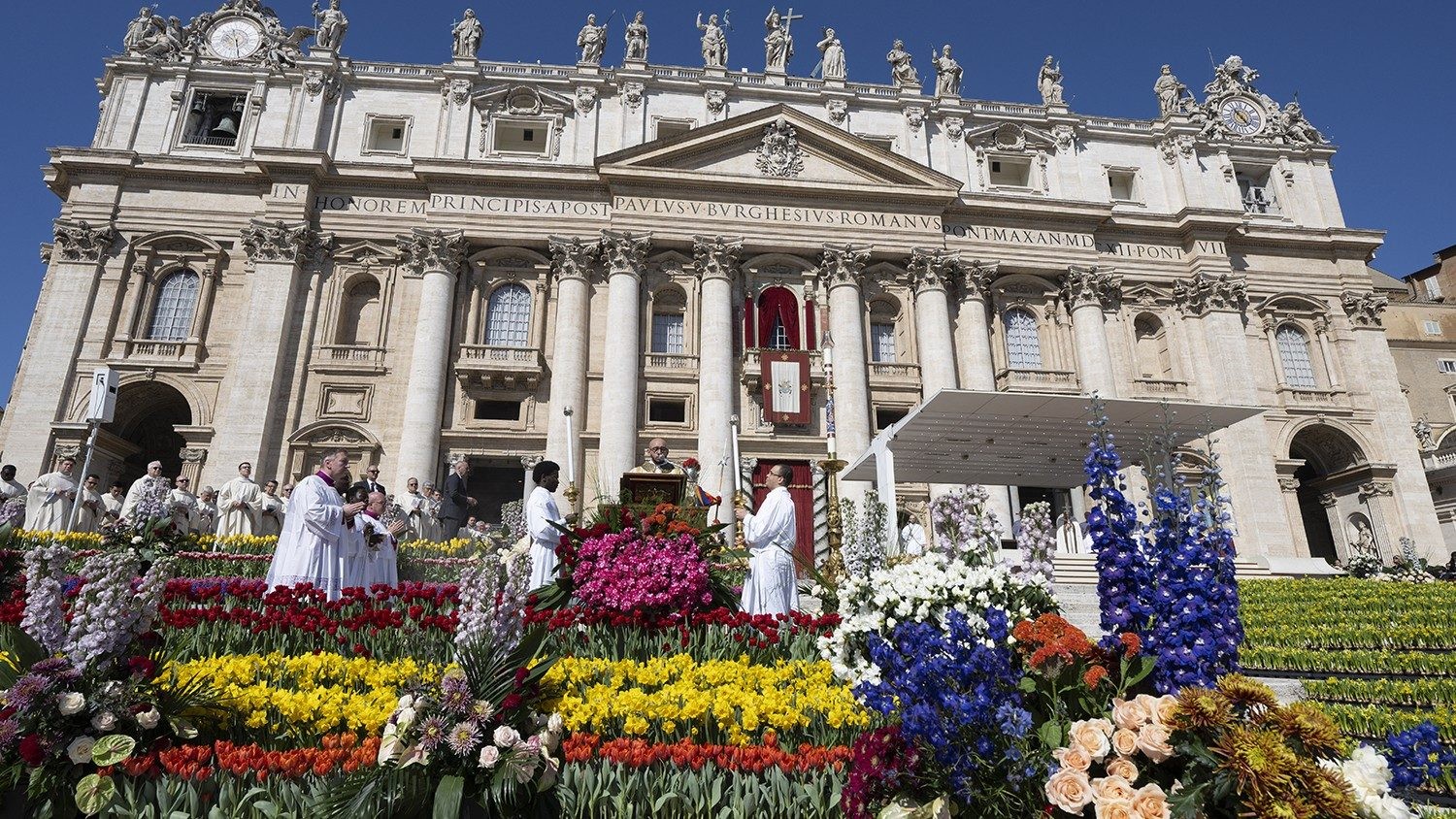 El Vaticano inicia los preparativos florales para la Semana Santa 2024