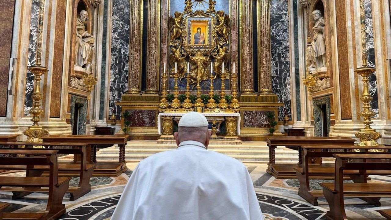 El Papa Francisco rinde homenaje a la Salus Populi Romani en Roma antes de la Semana Santa