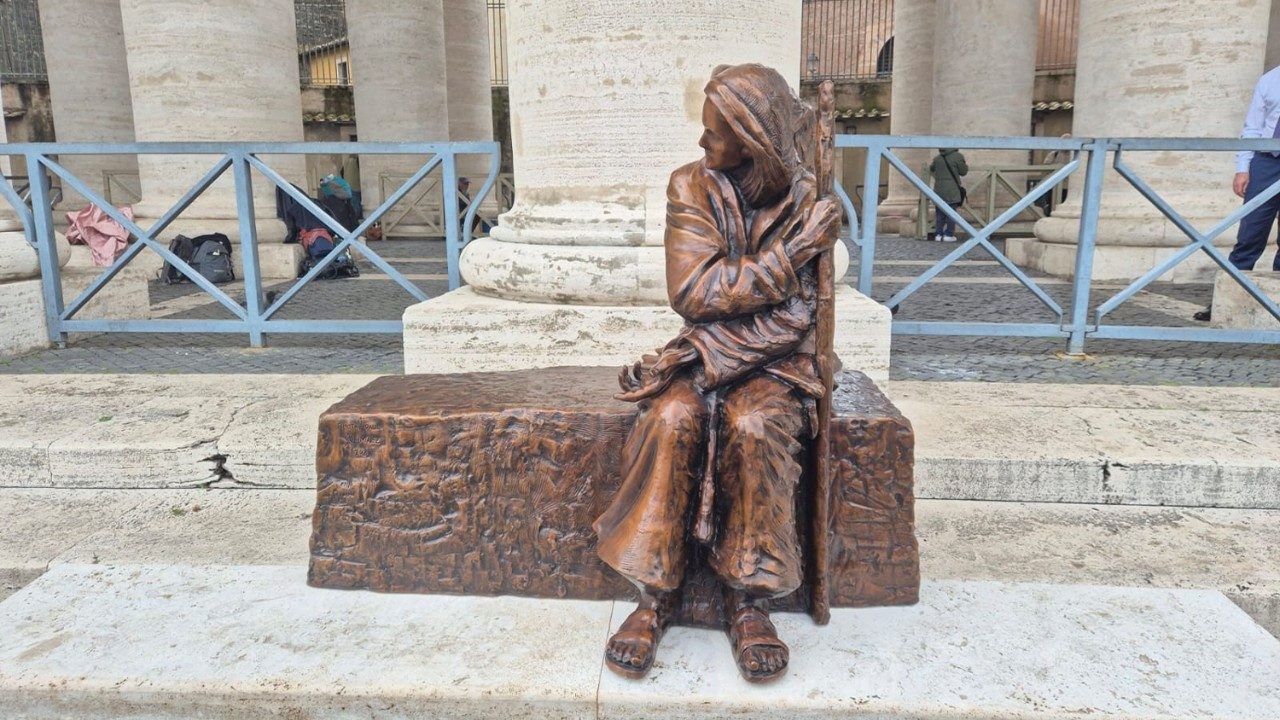 Instalan la escultura "Be Welcoming" en el Vaticano para promover la hospitalidad