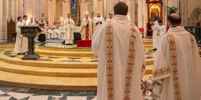 Más de 800 sacerdotes renuevan sus promesas en la Misa Crismal de Madrid