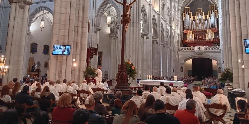 La catedral de la Almudena rompe la austeridad en Jueves Santo con flores y vestiduras blancas