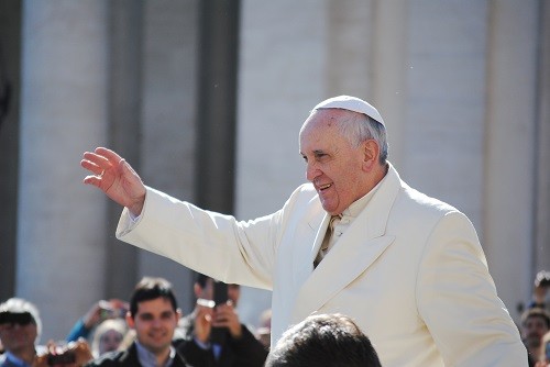 Fallece el Papa Francisco; la comunidad católica mundial está de luto