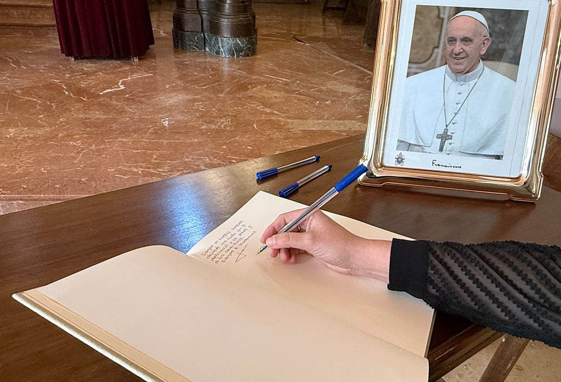 El Arzobispado de Valencia abre un libro de condolencias por el Papa Francisco