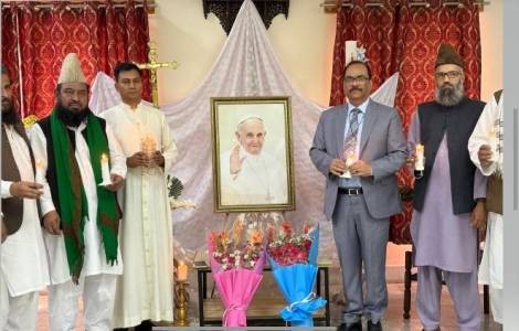 Los líderes musulmanes en Pakistán elogian al Papa Francisco como una voz de paz