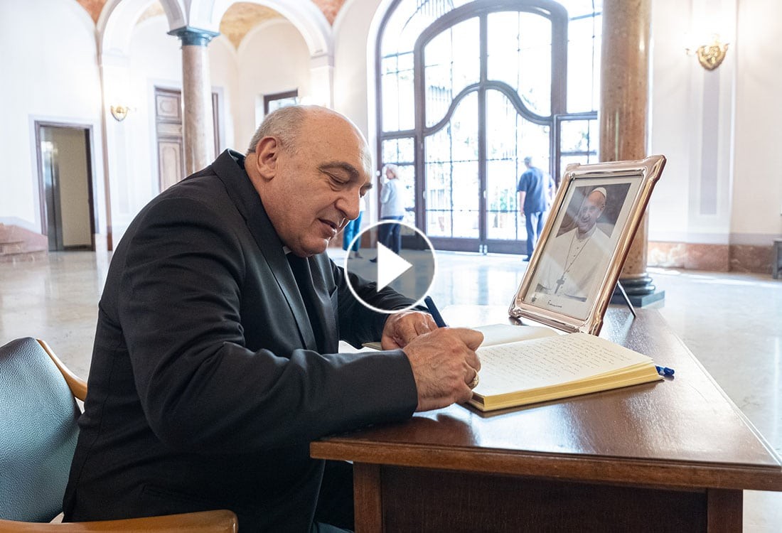 El Arzobispo de Valencia firma el libro de condolencias por el Papa Francisco