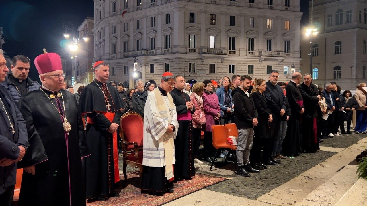 Rosario en Santa María la Mayor: los fieles encomiendan al Papa a la Virgen María