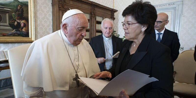 Laura Moreno se despide del Papa Francisco en un emotivo encuentro en San Pedro
