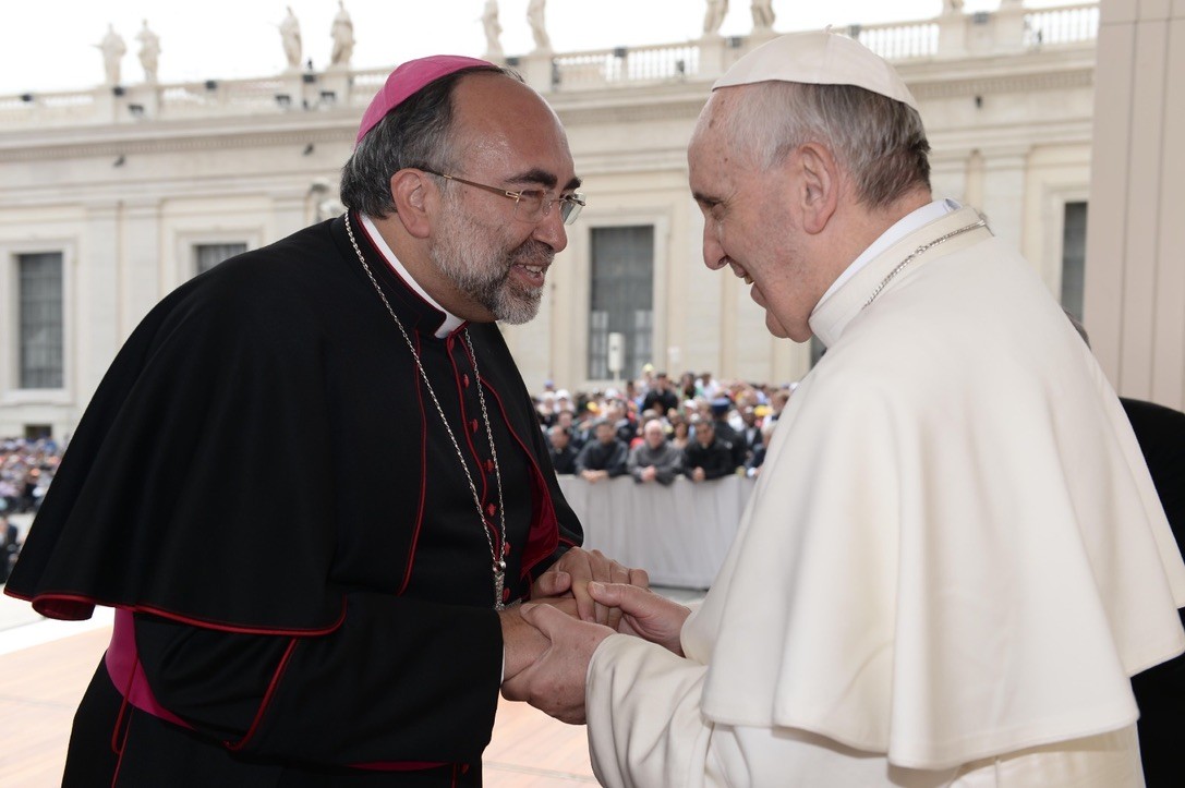 El arzobispo de Oviedo llama a la oración para elegir al nuevo Papa tras Francisco