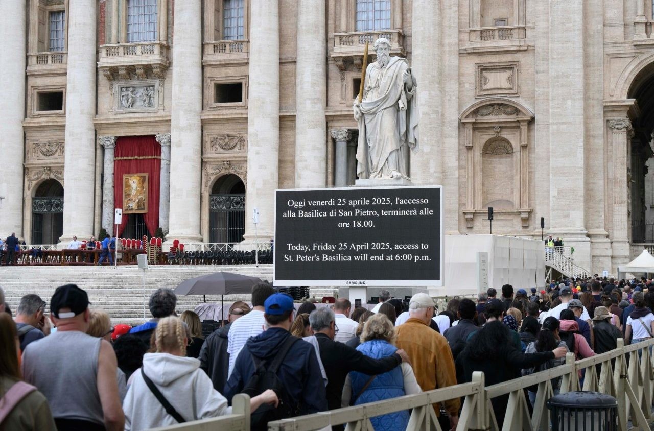 Miles de fieles en Roma rinden homenaje al Papa Francisco en un emotivo encuentro