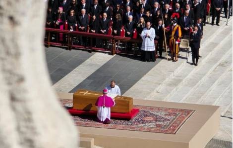 Los fieles piden al Papa Francisco una oración en tiempos de dificultad y esperanza
