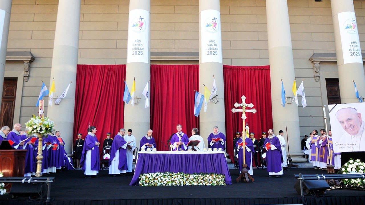 Los fieles argentinos despiden al Papa Francisco con una misa en la Plaza de Mayo