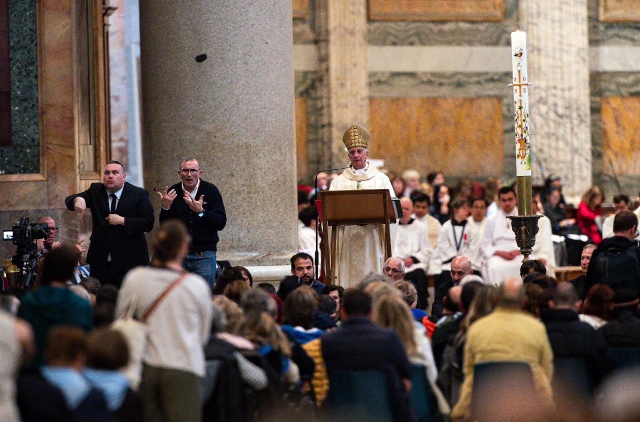 El arzobispo Fisichella preside la misa del Jubileo de la discapacidad en San Pablo Extramuros