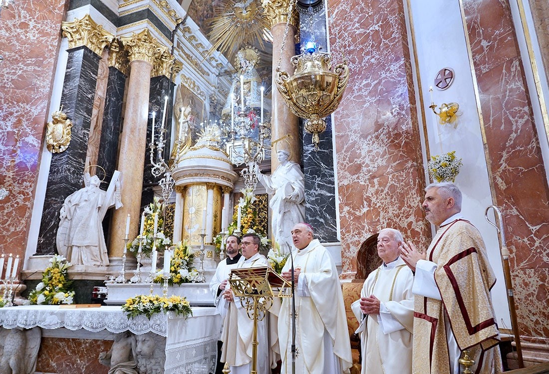 El arzobispo de Valencia celebra los 75 aÃ±os de la BasÃ­lica de los Desamparados