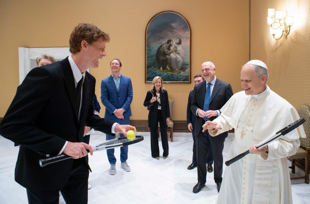 El Papa León XIV recibe a Jannik Sinner en el Vaticano para hablar de fe y deporte