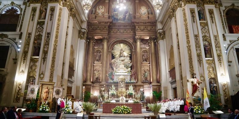 Cientos de fieles honran a San Isidro en una multitudinaria misa en Madrid