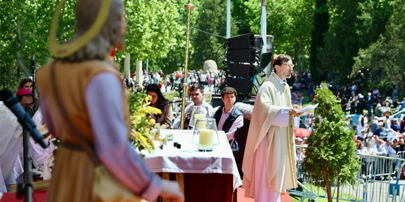 La Pradera de San Isidro se llena de fieles en la misa tradicional