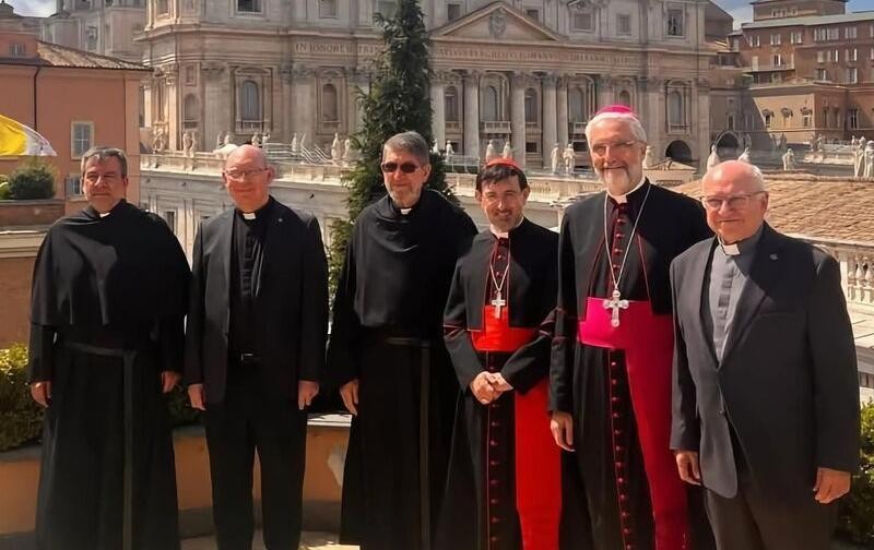El Padre Ángel Camino participa en la misa de inicio del pontificado del Papa León XIV en la plaza de San Pedro