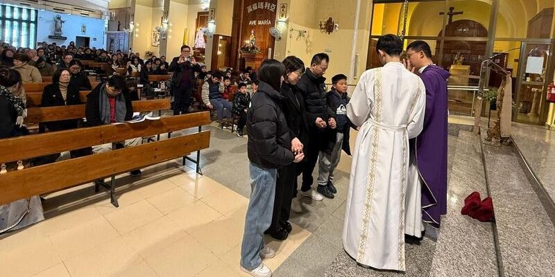 La catedral de la Almudena acoge una misa jubilar para la comunidad china