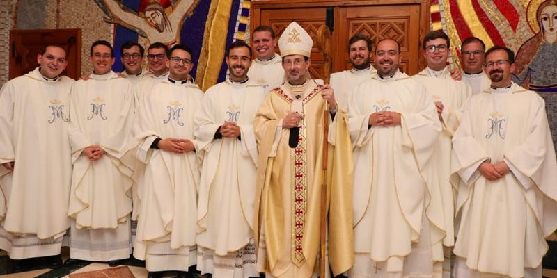 Once nuevos sacerdotes ordenados en la catedral de la Almudena