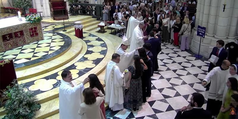 El obispo Álvarez preside confirmaciones en la catedral de la Almudena
