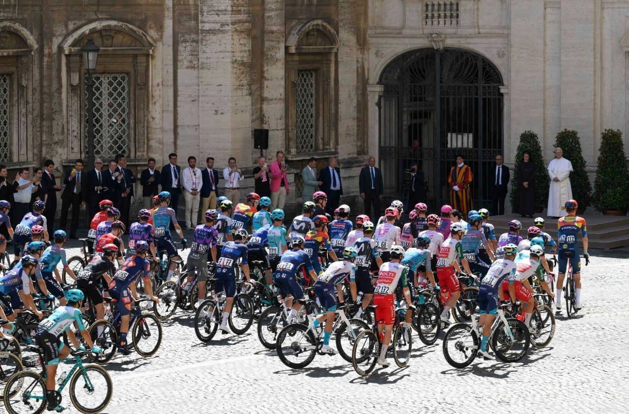 El Papa León XIV bendice el Giro d'Italia en el Vaticano
