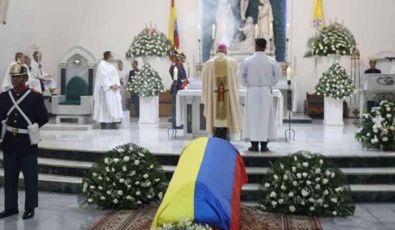 Fallece Monseñor Víctor Ochoa: luto en Colombia