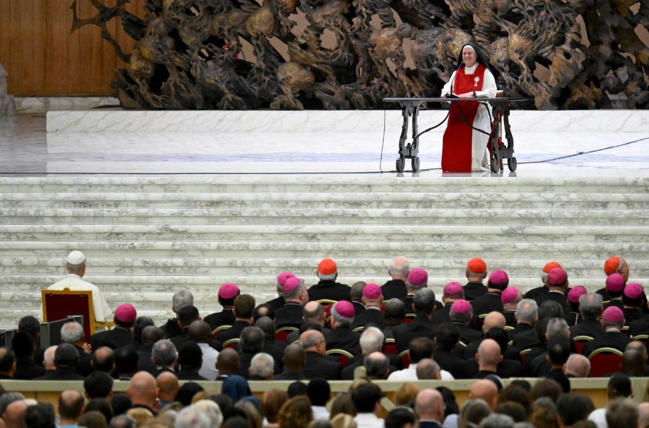 El Papa León XIV asiste a meditación sobre la Cruz en el Aula Pablo VI