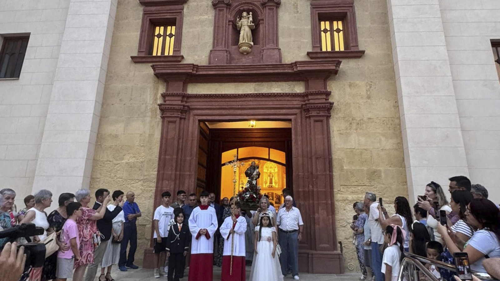 El obispo Lorca Planes dedica la restaurada parroquia de San Antonio de Padua en Mazarrón