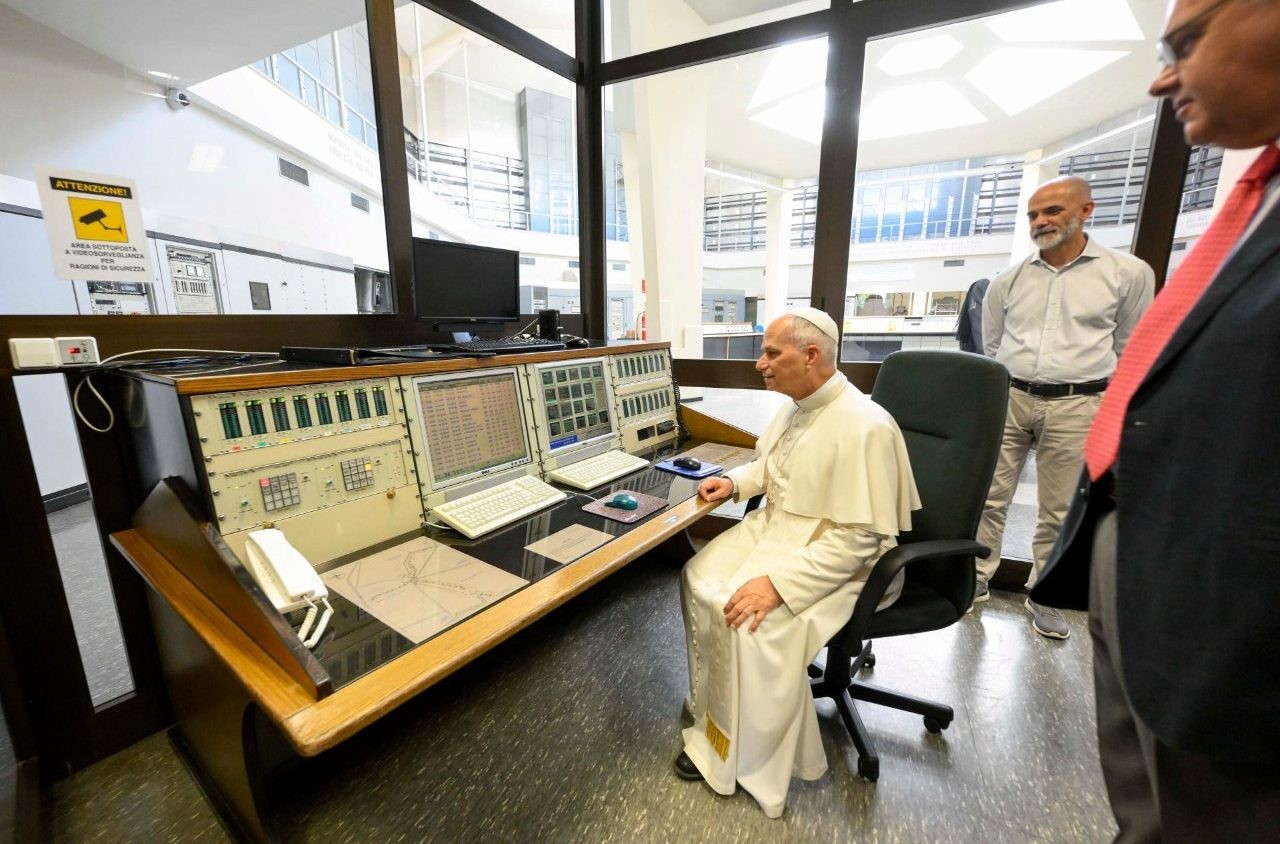 El Papa León XIV visita Radio Vaticano en su aniversario sacerdotal
