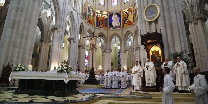 El cardenal José Cobo preside la ordenación de 16 diáconos en Madrid