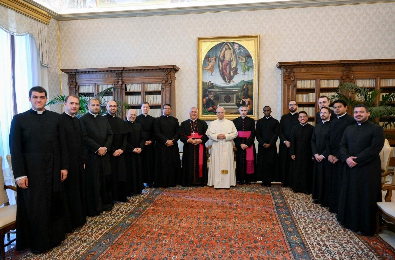 El Papa León XIV reclama a los sacerdotes que sean ejemplos de paz y reconciliación