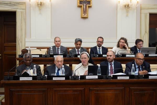 Expertos en finanzas presentan informe sobre la deuda externa en el Vaticano