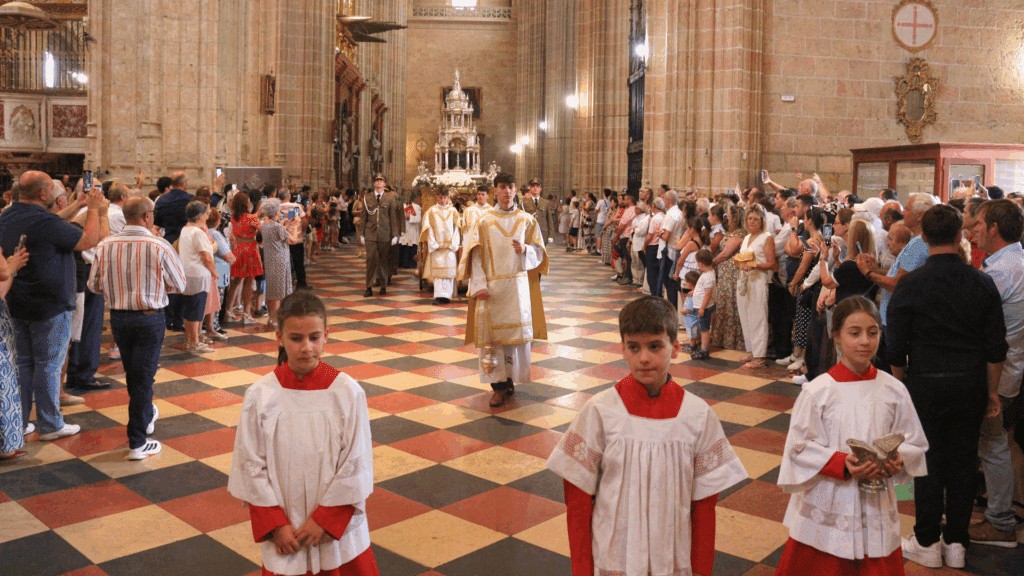 La lluvia traslada la celebración del Corpus Christi a la Catedral de Segovia