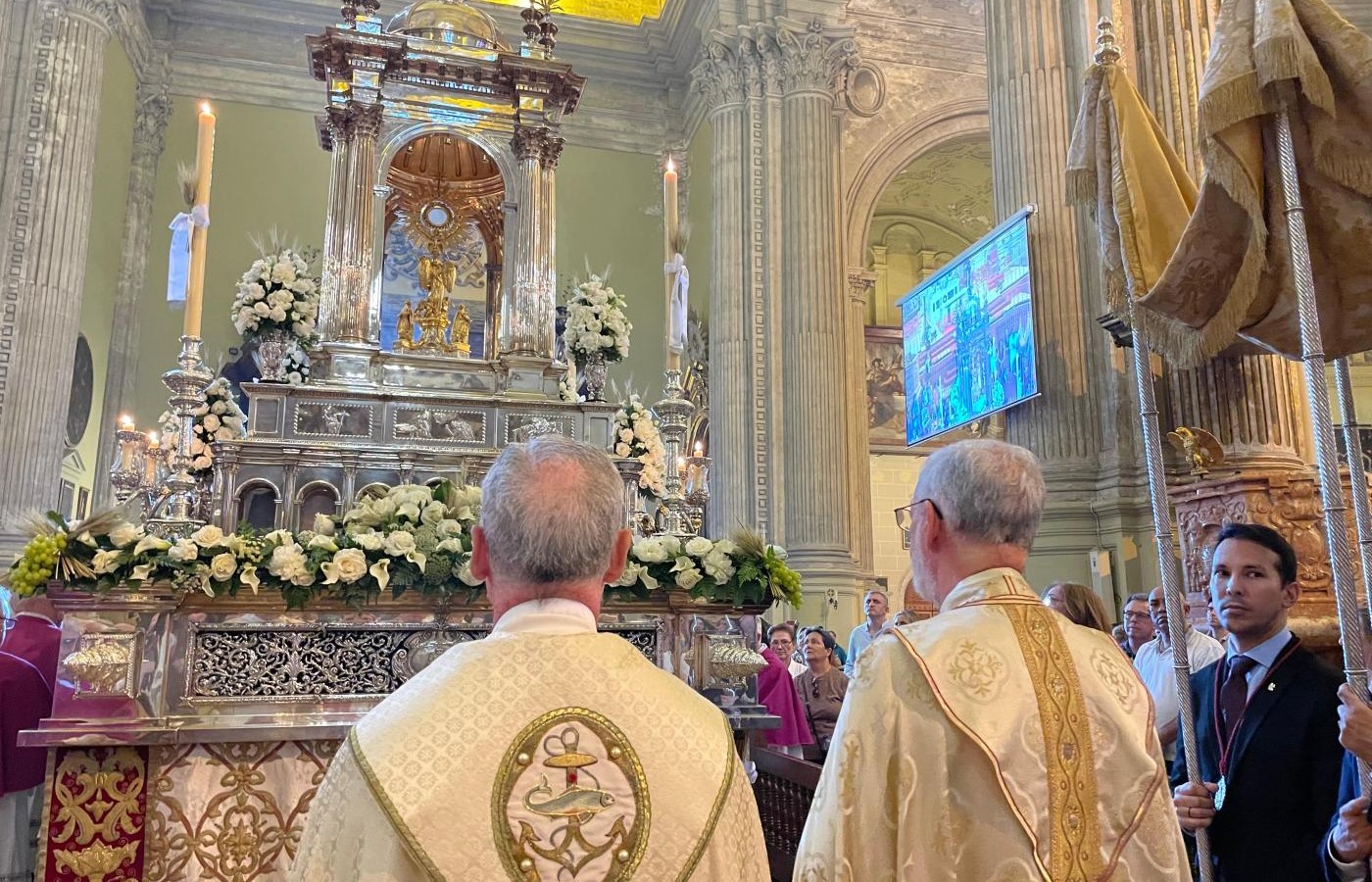 El obispo Jesús Catalá acompaña la procesión del Corpus Christi en Málaga
