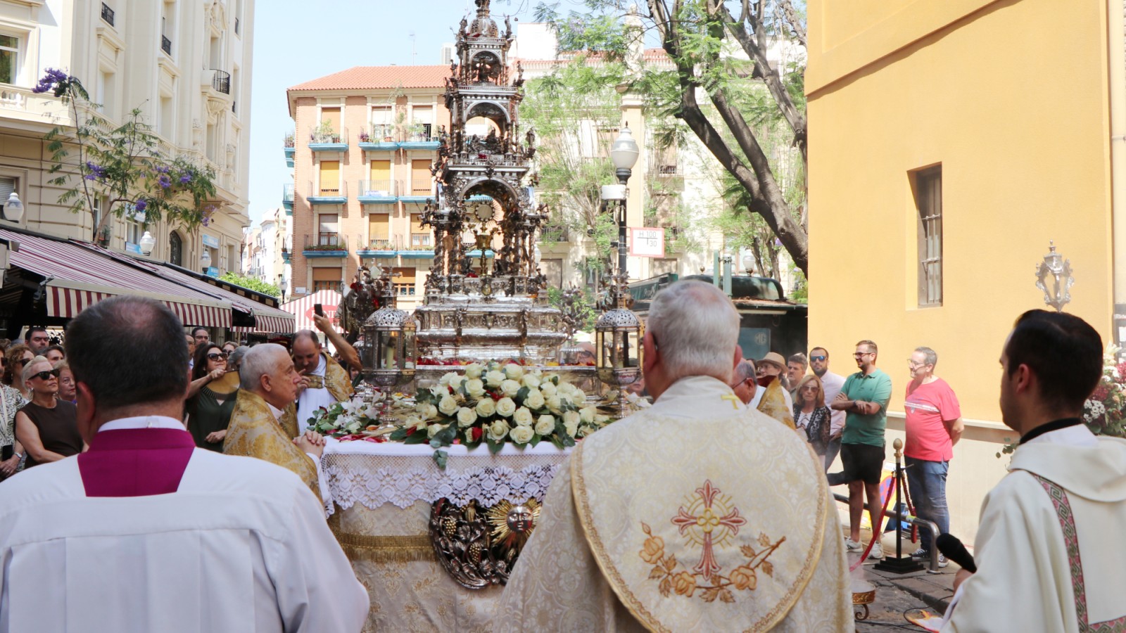 El obispo de Cartagena preside el Corpus Christi en Murcia con fervor