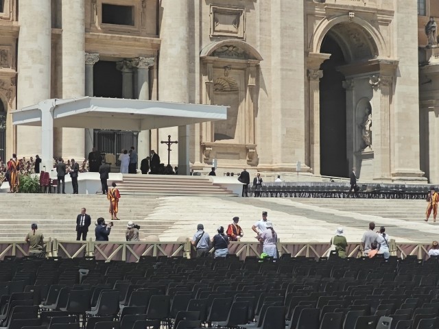 El Papa León XIV recibe a seminaristas castrenses en la Plaza de San Pedro